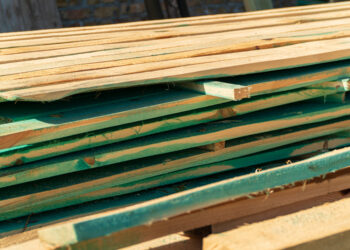 Drewno z recyklingu w budownictwie – ekologiczne trendy