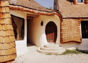 nowoczesny dom z gliny